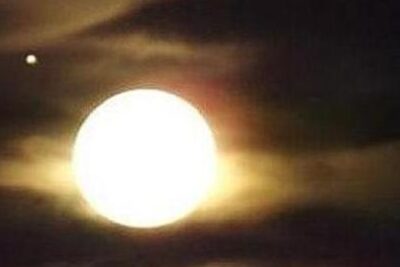 el enigma del punto luminoso junto a la luna que es